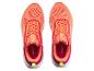 Une paire de chaussures de sport orange et roses avec des lacets jaunes.