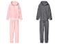 Deux ensembles de survêtements en polaire, un rose et un gris.