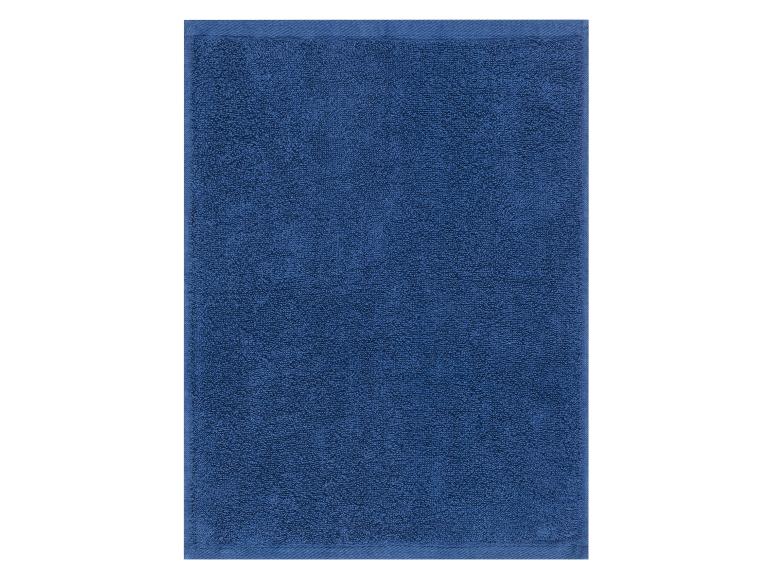 Serviette de bain bleue foncé, tissu éponge.