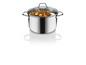 Une casserole en acier inoxydable avec un couvercle rempli de ragoût de viande et de légumes.