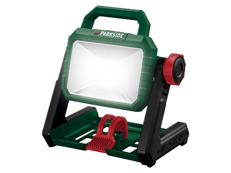 Projecteur de travail LED vert et rouge avec poignée et support réglable.