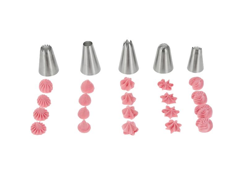 Ensemble de cinq douilles de pâtisserie métalliques et échantillons de glaçage rose montrant les différentes formes.