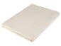 Une couverture en coton beige pliée.