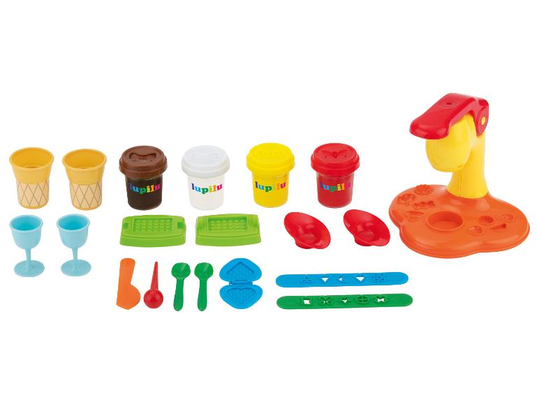 Ensemble de jeu Lupilu pour glaces et gaufres avec pâte à modeler colorée et accessoires.