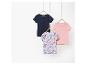 Trois t-shirts pour enfants : un bleu marine, un rose clair et un imprimé coquillages.