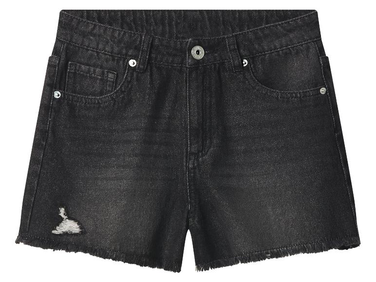 Short en jean noir avec détails déchirés et bords effilochés.