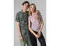 Un homme et une femme en tenue décontractée avec une chemise verte à motif pour lui et un t-shirt rose à motif pour elle.