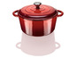 Une cocotte en fonte rouge avec un couvercle.