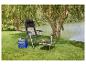 Chaise et table de camping pliantes au bord du lac, avec sac isotherme et thermos.