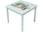 Table d'enfant bleu clair avec imprimé ours, raton laveur et arbre.