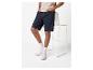 Shorts en jean et baskets blanches pour homme.