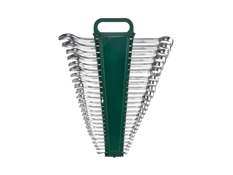 Jeu de clés mixtes en acier chromé, rangées dans un support vert.