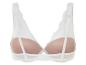 Un soutien-gorge blanc en dentelle avec des bonnets rembourrés.