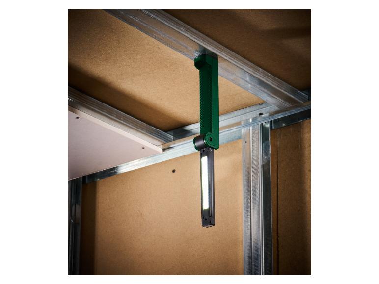 Une lampe de travail pliable fixée à une structure métallique.