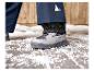 Bottes d'hiver grises avec un pantalon bleu sur la neige.