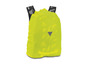 Une housse de pluie jaune pour un sac à dos avec un imprimé noir et blanc.