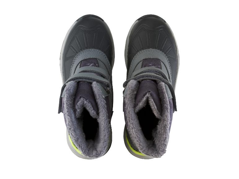 Une paire de bottes d'hiver grises doublées de fourrure