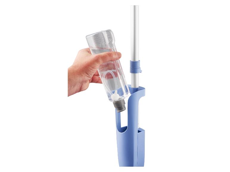 Une main remplit une bouteille de nettoyant pour une vadrouille bleue.