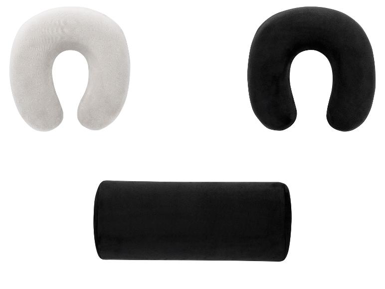 Deux oreillers de voyage en U (blanc et noir) et un oreiller cylindrique noir.