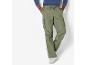 Pantalon cargo vert avec taille élastique.