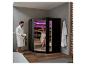 Homme en peignoir et femme dans un sauna avec éclairage violet.