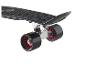 Skateboard noir avec roues rouges.