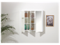 Meuble de salle de bain mural blanc avec miroirs, étagères ouvertes et objets décoratifs.