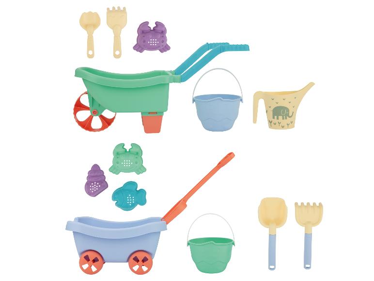 Deux ensembles de brouettes et moules à sable colorés pour enfants.