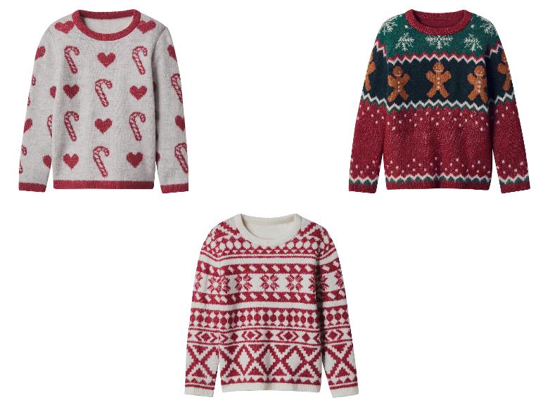 Trois pulls festifs avec des motifs de vacances, y compris des cannes à sucre, des cœurs, des bonshommes en pain d'épices et des flocons de neige.