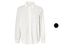 Chemise blanche à manches longues.