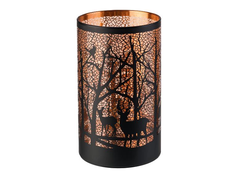 Un photophore cylindrique illuminé avec un motif de forêt et de cerfs.