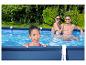 Famille heureuse profitant d'une piscine hors sol bleue dans un jardin verdoyant.
