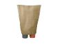 Housse de protection beige pour plantes sur deux pots de fleurs
