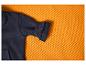 Manche de sweat-shirt bleu foncé sur un tissu orange texturé.