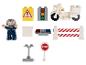 Un policier, une moto, un stop et un feu de circulation, faits de blocs Lego.
