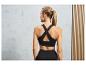 Une femme portant un soutien-gorge de sport noir et un legging.