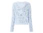 Un pull bleu clair en tricot à manches longues.