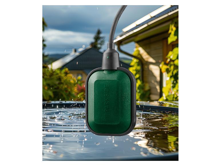 Interrupteur à flotteur vert pour l'eau dans un baril, avec pluie et maison en arrière-plan.