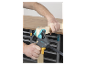 Un homme utilise un serre-joint Wolfcraft pour maintenir du bois.