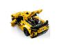 Voiture de sport jaune en briques de construction avec le capot moteur ouvert.