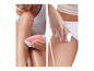 Une femme utilise un épilateur Braun Silk-épil rose sur ses jambes.