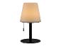 Lampe de table moderne avec abat-jour en tissu crème et base noire.