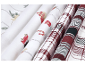 Gros plan sur des tissus pliés avec des motifs de Noël et un imprimé à carreaux.