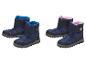 Deux paires de bottes d'hiver imperméables pour enfants : une paire bleue et une paire doublée de rose avec un flocon.