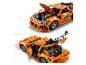 Deux vues d'une voiture LEGO Technic orange avec capot et coffre ouverts, montrant les détails du moteur.