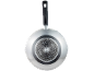 Fond d'un wok avec une poignée noire et une base à induction.