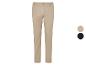 Pantalons beige et noirs.