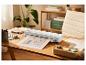 Coupe-papier et documents sur un bureau.
