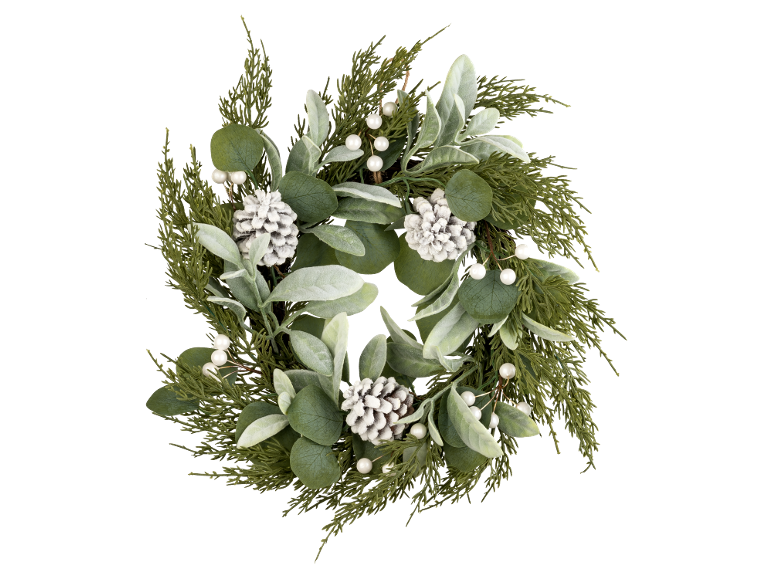 Couronne de Noël avec pommes de pin enneigées, baies blanches et feuillage vert.