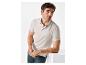 Polo beige et pantalon vert pour homme.